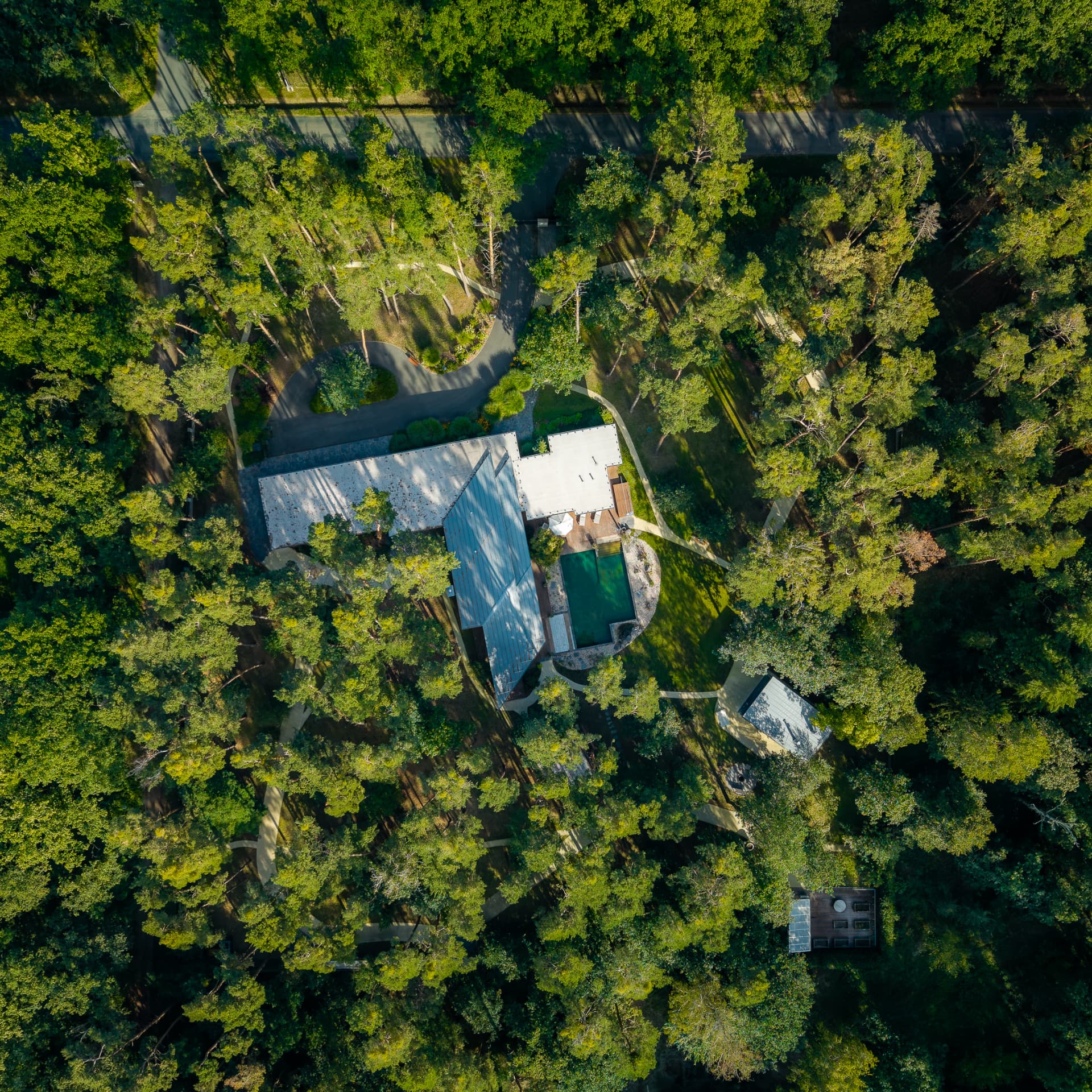Letecký pohled z dronu na celý areál Residence RR uprostřed kerského lesa